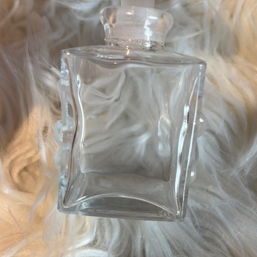 Clear Glass Perfume Bottle with Floral Design - Picture 3 of 9